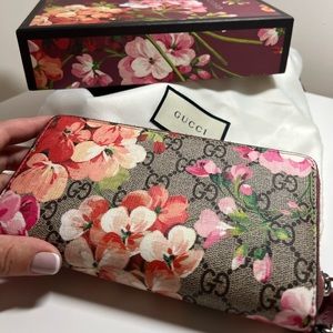 Gucci Blooms GG Supreme Coated ZIP wallet - like new